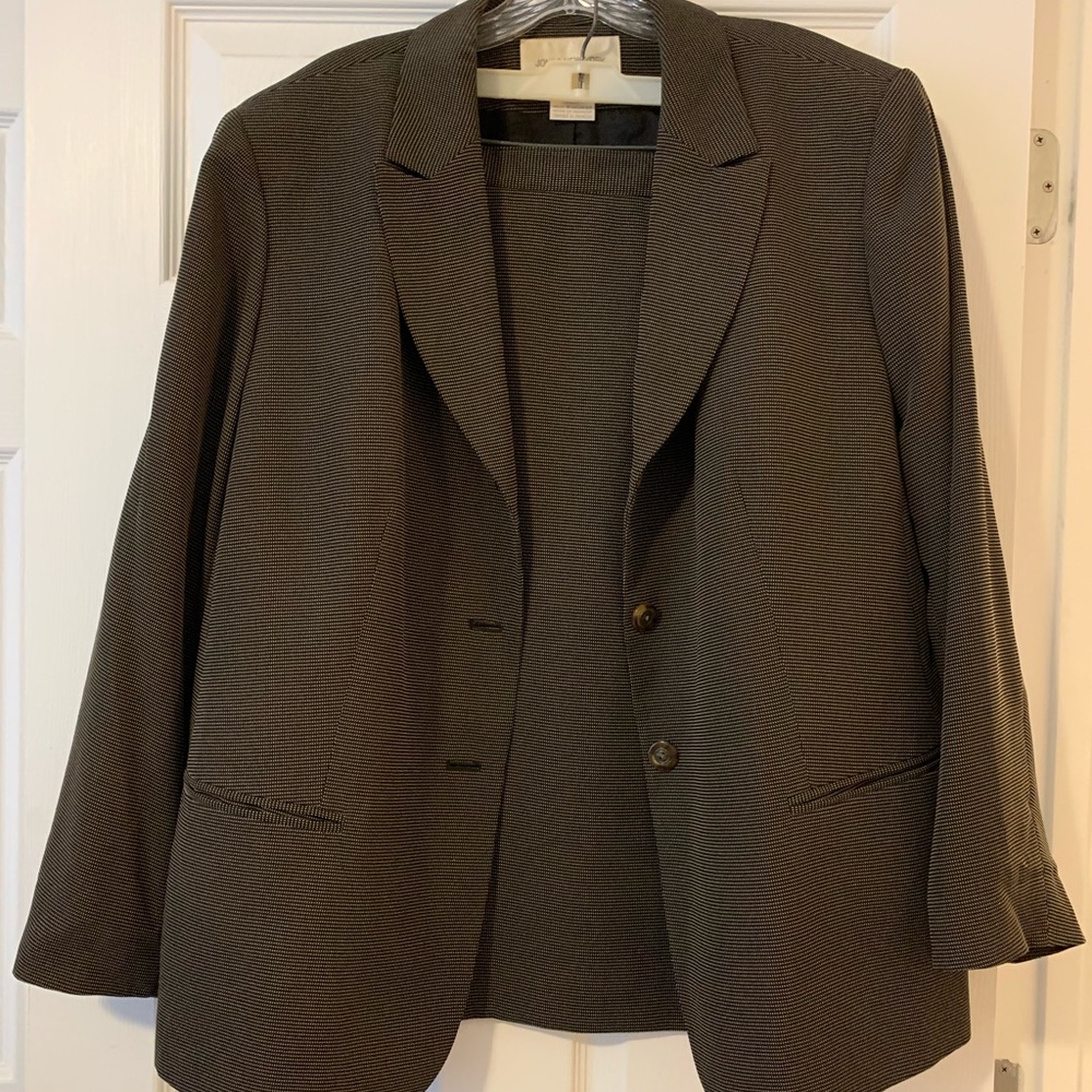 Jones New York Business Suite. Black with gold dots. 20w.